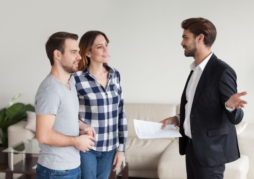 landlord-with-prospective-tenants